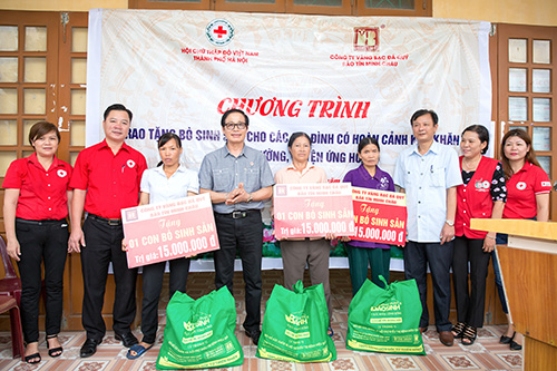 BTMC trao tặng bò sinh sản và hỗ trợ làm nhà cho các gia đình đặc biệt khó khăn 